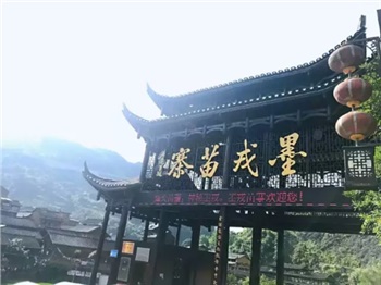 凤凰古城、晚会、矮寨大桥、魔鬼玻璃栈道、墨戎苗寨汽车两日游