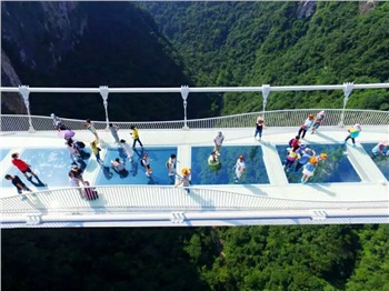 C玻璃桥、天门仙山、夯吾苗寨、凤凰古城“神秘湘西之旅” 品质纯玩2晚3日游
